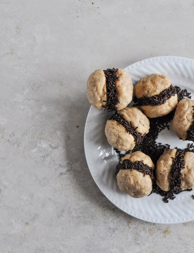Fat Little Peanut Butter Oatmeal Cookie Sandwiches with Chocolate Ganache I howsweetetas.com