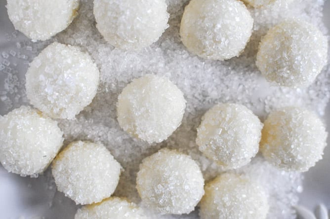 Sparkly White Chocolate Lemon Truffles I howsweeteats.com