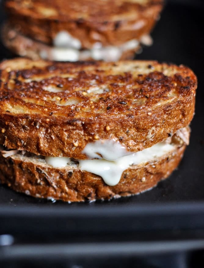 Crockpot Pulled Pork + Beer Cheese Grilled Cheese Sandwiches I howsweeteats.com