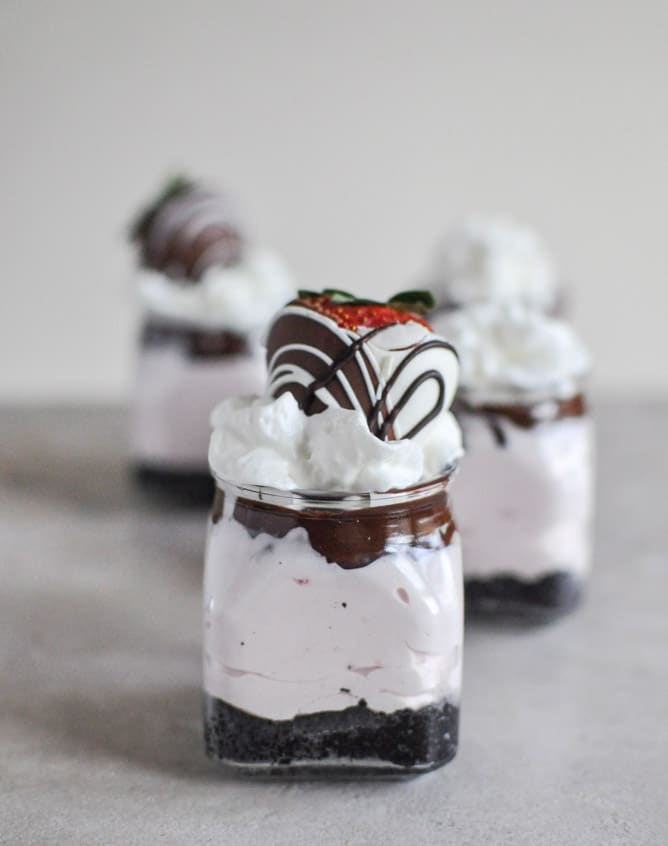No-Bake Chocolate Covered Strawberry Cheesecakes I howsweeteats.com