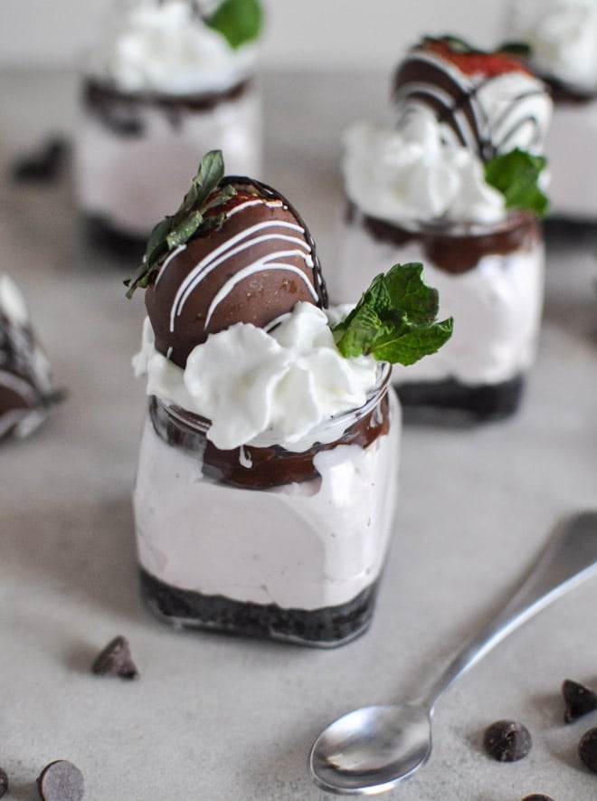 No-Bake Chocolate Covered Strawberry Cheesecakes I howsweeteats.com