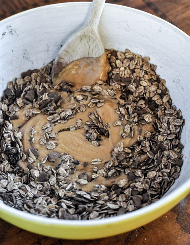 No-Bake Double Chocolate Peanut Butter Snack Bites I howsweeteats.com