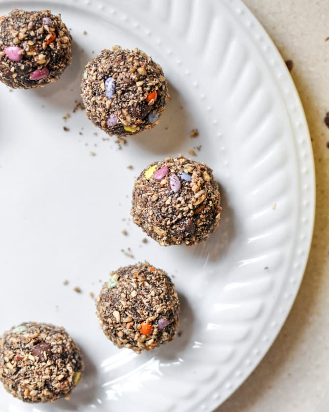 No-Bake Double Chocolate Peanut Butter Snack Bites I howsweeteats.com