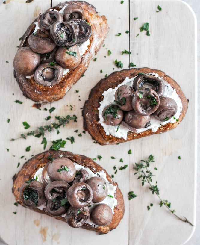 Red Wine Roasted Mushrooms on Goat Cheese Garlic Toasts I howsweeteats.com