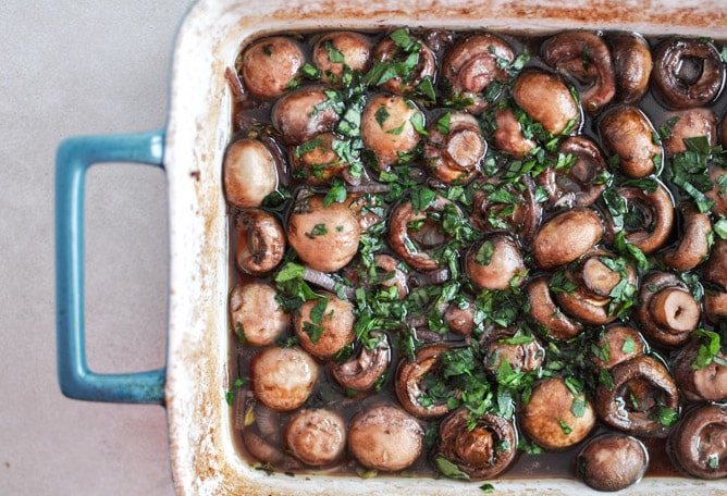 Red Wine Roasted Mushrooms on Goat Cheese Garlic Toasts I howsweeteats.com