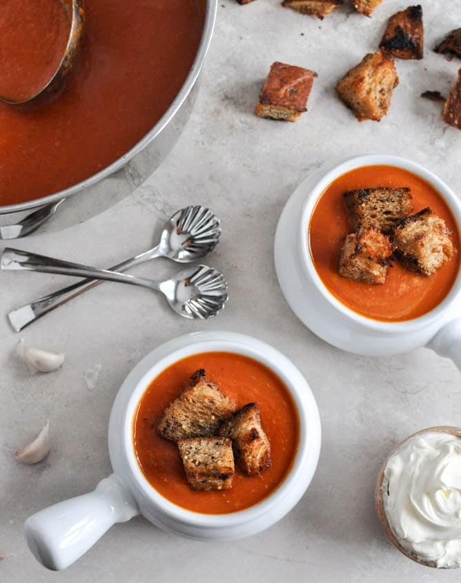 Creamy Tomato Soup with Brown Butter Garlic Croutons I howsweeteats.com