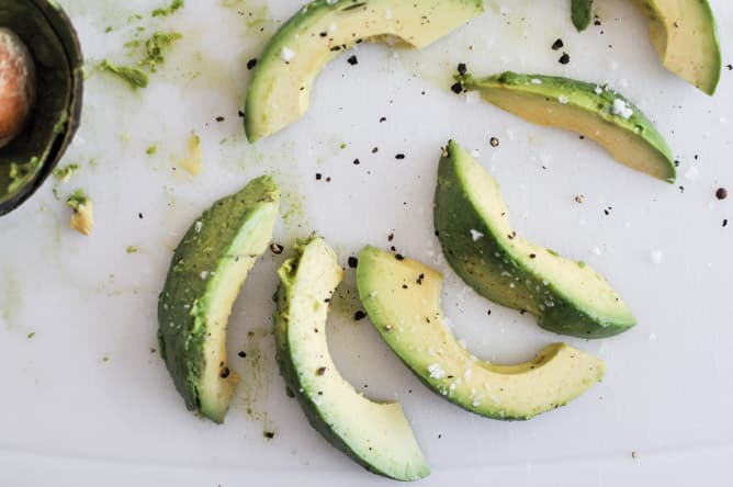 Crispy Avocado BLT Salad I howsweeteats.com