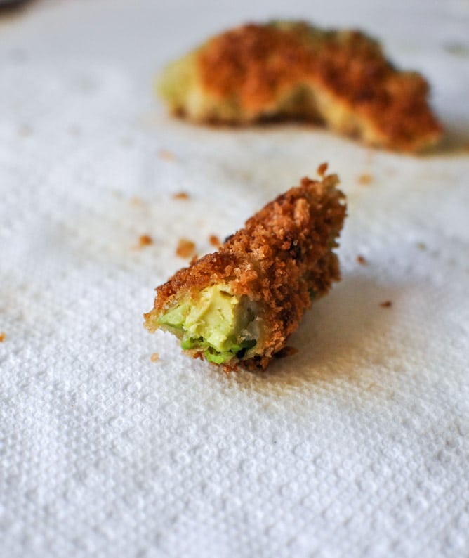 Crispy Avocado BLT Salad I howsweeteats.com