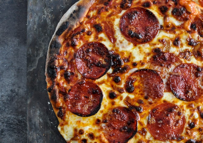 How to Make Pizza in a Cast Iron Skillet I howsweeteats.com