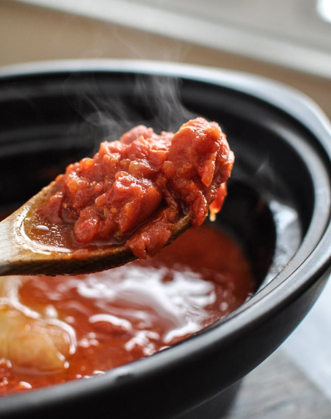Favorite Simple Crockpot Tomato Sauce I howsweeteats.com