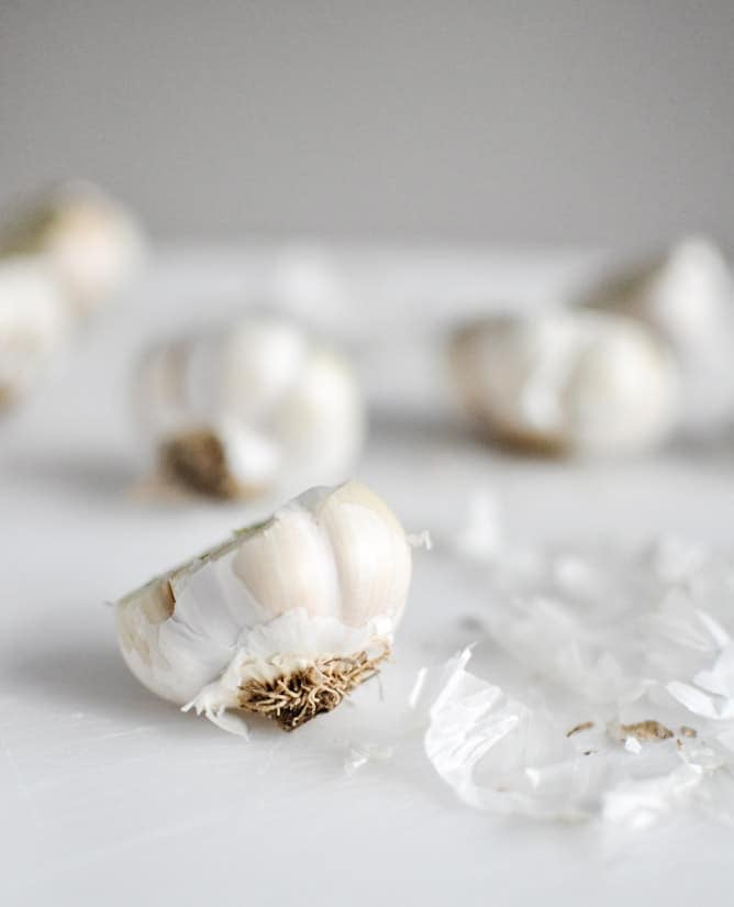 How To Make Roasted Garlic Oil I howsweeteats.com