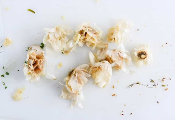 How To Make Roasted Garlic Oil I howsweeteats.com