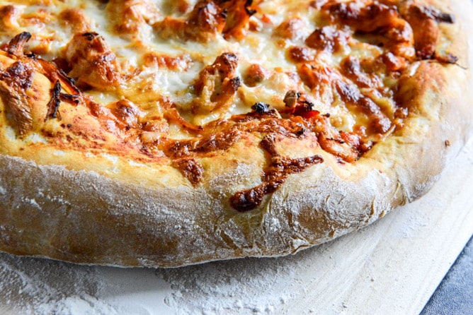 Chicken Enchilada Pizza I howsweeteats.com