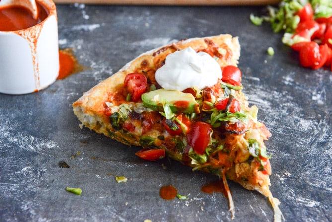 Chicken Enchilada Pizza I howsweeteats.com