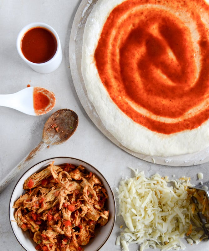 Chicken Enchilada Pizza I howsweeteats.com