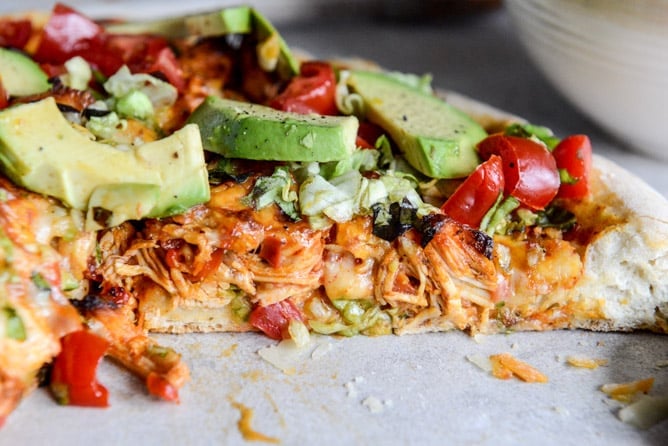 Chicken Enchilada Pizza I howsweeteats.com