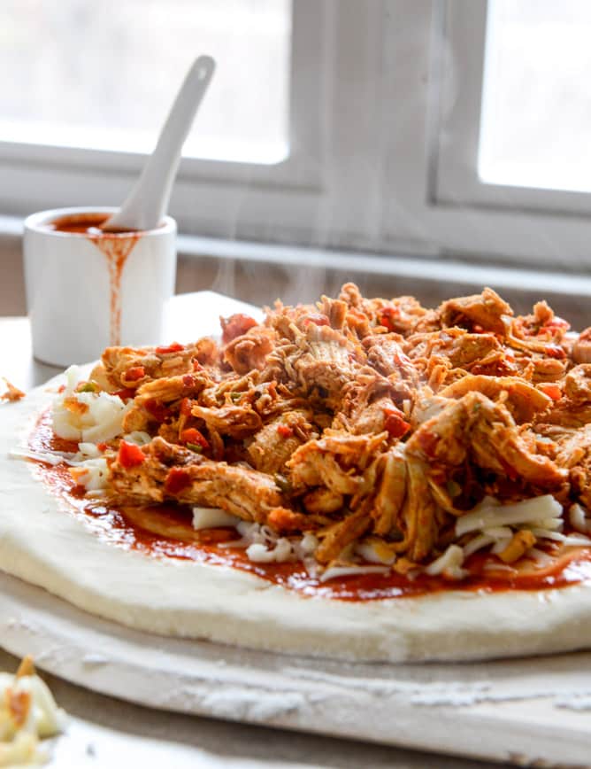 Chicken Enchilada Pizza I howsweeteats.com