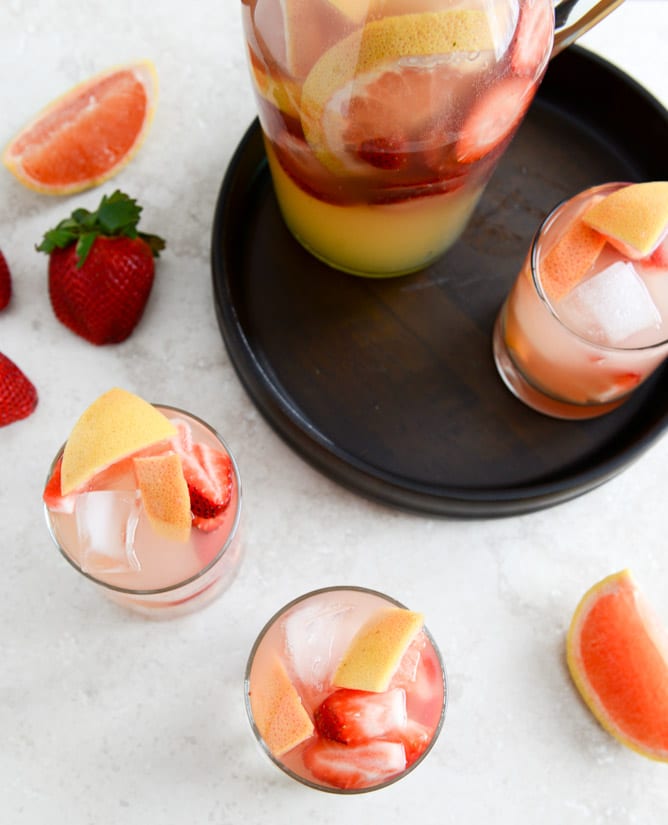 Sparkling Grapefruit Sangria I howsweeteats.com Sparkling Grapefruit Sangria I howsweeteats.com