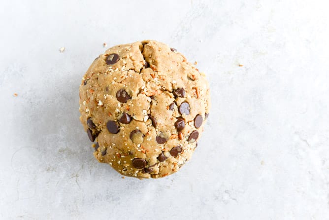 Peanut Butter Pretzel Chocolate Chip Cookie Bites I howsweeteats.com