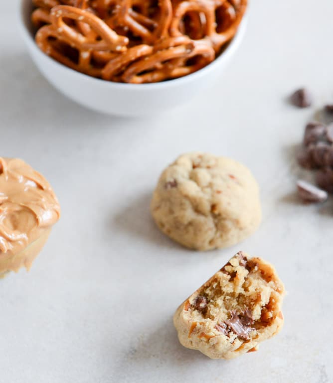 Peanut Butter Pretzel Chocolate Chip Cookie Bites I howsweeteats.com