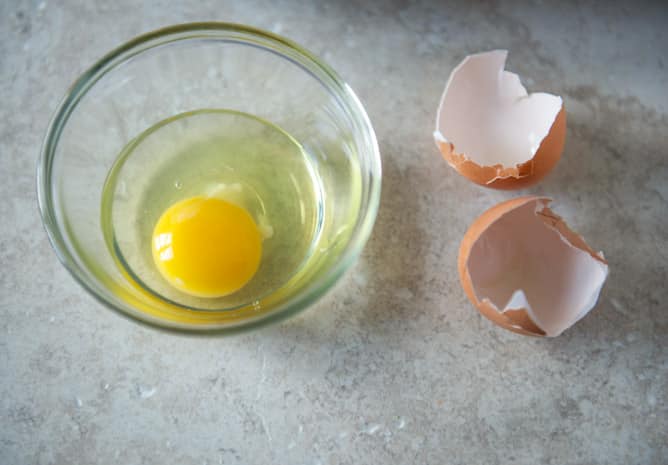 How I Cook My Sunny Side Up Eggs So They Look Cute In Food Photos I howsweeteats.com