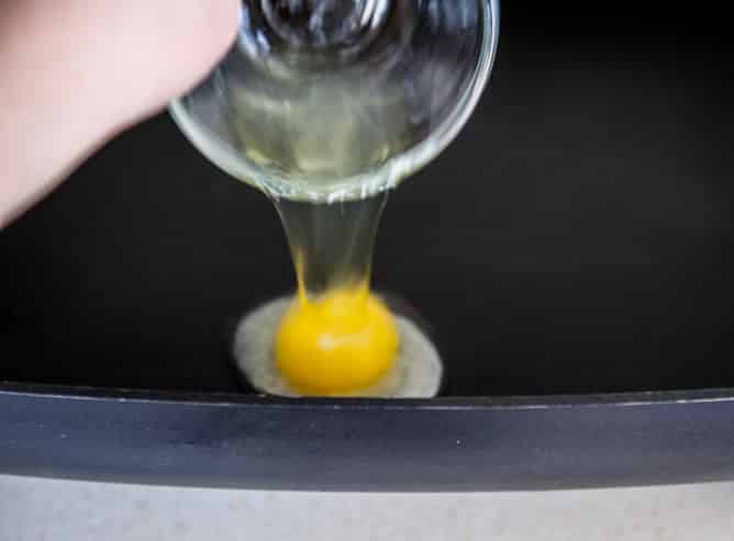 How I Cook My Sunny Side Up Eggs So They Look Cute In Food Photos I howsweeteats.com