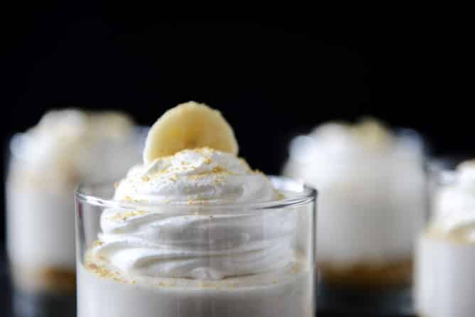 No-Bake Banana Cream Cheesecakes I howsweeteats.com
