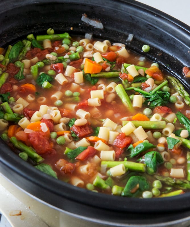 Easy Springtime Crockpot Minestrone I howsweeteats.com
