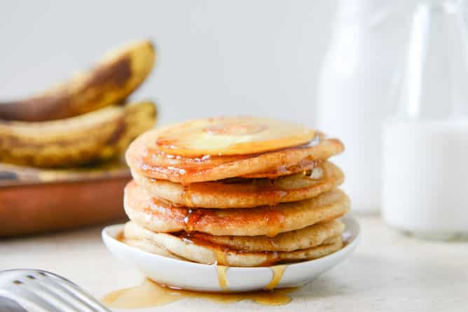 Vegan Pineapple Upside Down Banana Pancakes I howsweeteats.com