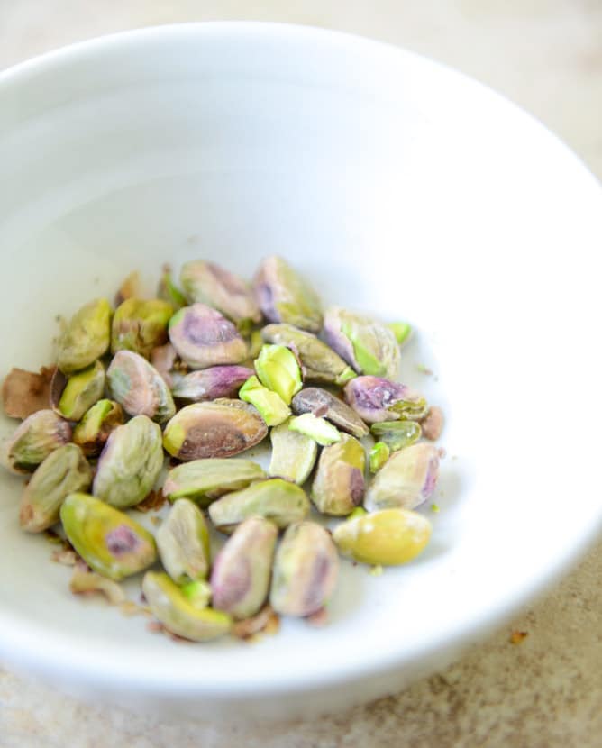 Pistachio Pesto Chicken with Whole Wheat Spaghetti I howsweeteats.com