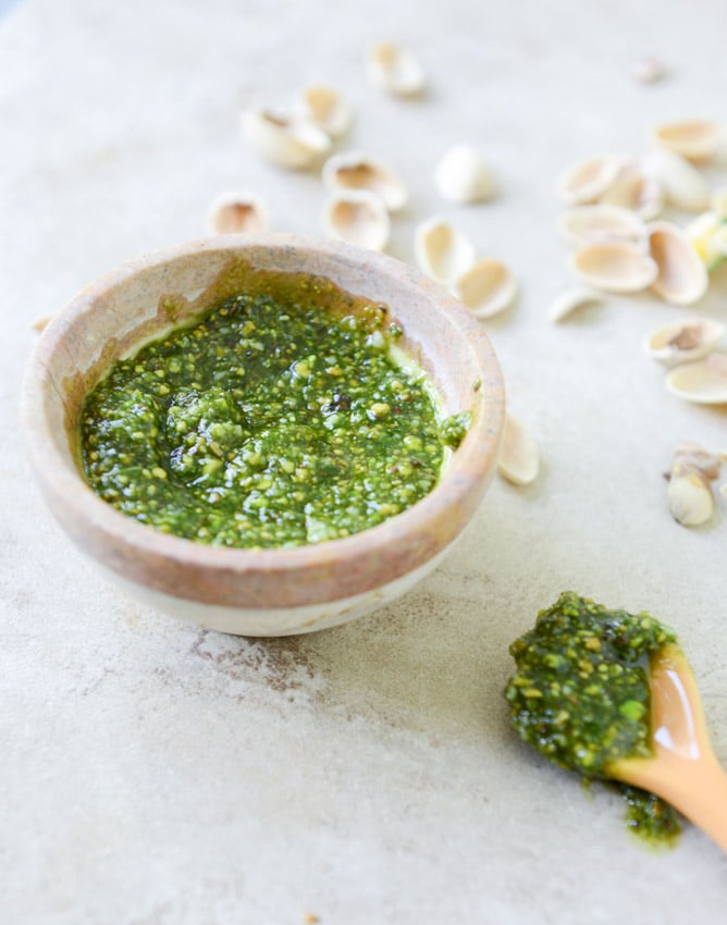 Pistachio Pesto Chicken with Whole Wheat Spaghetti I howsweeteats.com