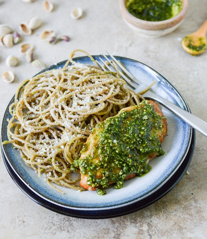 Pistachio Pesto Chicken with Whole Wheat Spaghetti I howsweeteats.com
