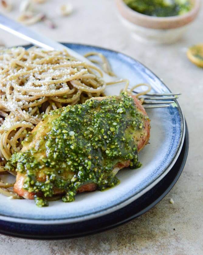 Pistachio Pesto Chicken with Whole Wheat Spaghetti I howsweeteats.com