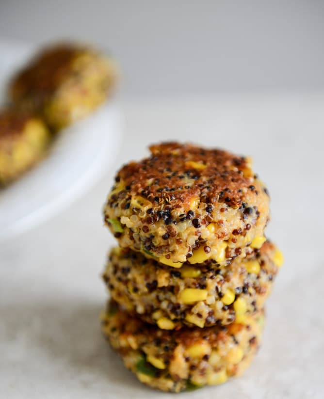 Crispy Buffalo Style Quinoa Sliders with Sweet Corn + Scallions I howsweeteats.com