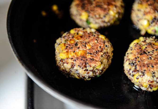 Crispy Buffalo Style Quinoa Sliders with Sweet Corn + Scallions I howsweeteats.com