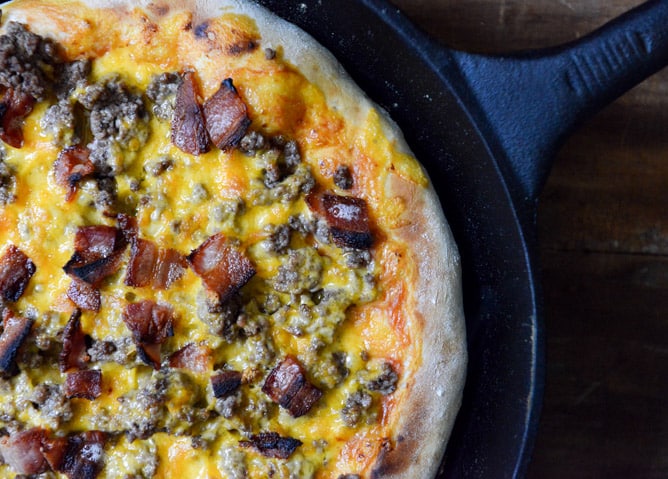 Bacon Cheeseburger Skillet Pizza I howsweeteats.com