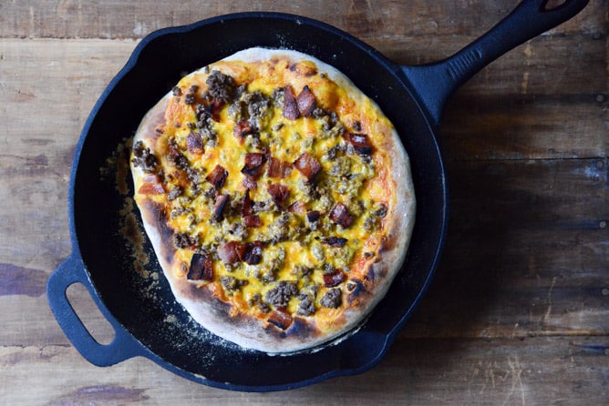 Bacon Cheeseburger Skillet Pizza I howsweeteats.com
