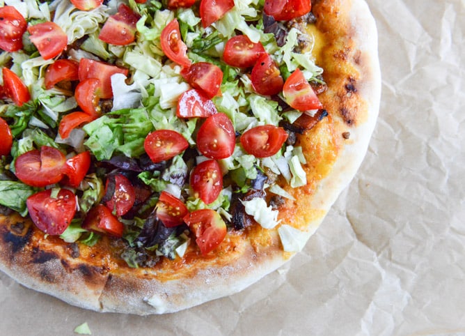 Bacon Cheeseburger Skillet Pizza I howsweeteats.com