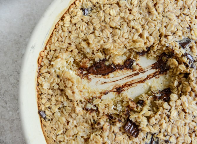 Dark Chocolate Chunk Cheesecake Baked Oatmeal I howsweeteats.com