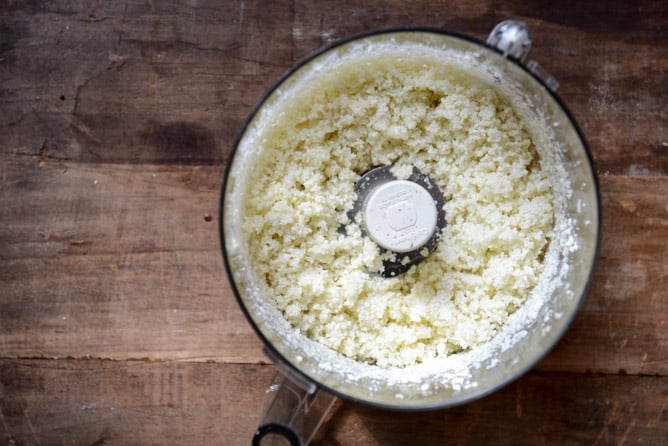 The Best Cauliflower Crust Pizza I howsweeteats.com