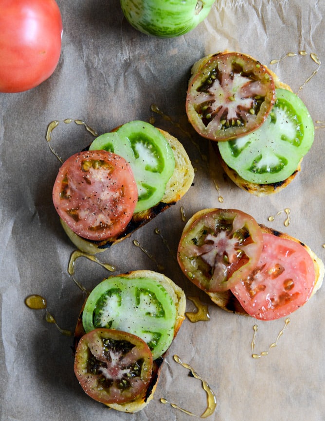 Grilled Sourdough with Buttery Herbs, Heirloom Tomatoes + a Honey Drizzle I howsweeteats.com