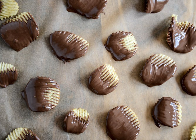 Sweet Corn Ice Cream with a Salted Caramel Swirl + Chocolate Covered Potato Chips I howsweeteats.com
