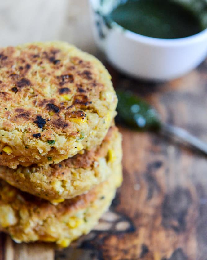 End Of Summer Bean Burgers with Grilled Corn + Pesto I howsweeteats.com