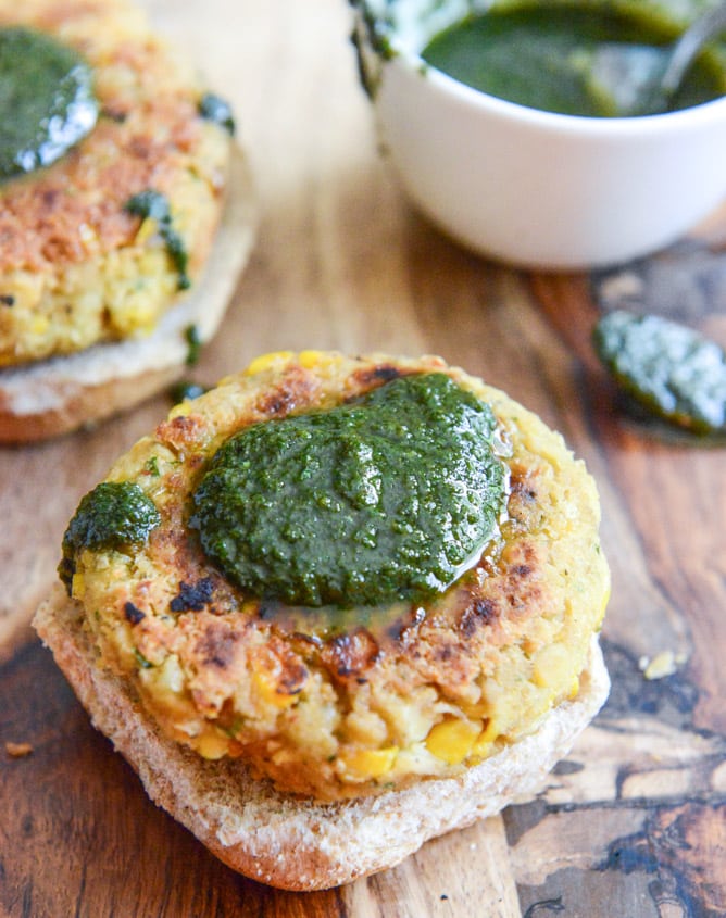 End Of Summer Bean Burgers with Grilled Corn + Pesto I howsweeteats.com