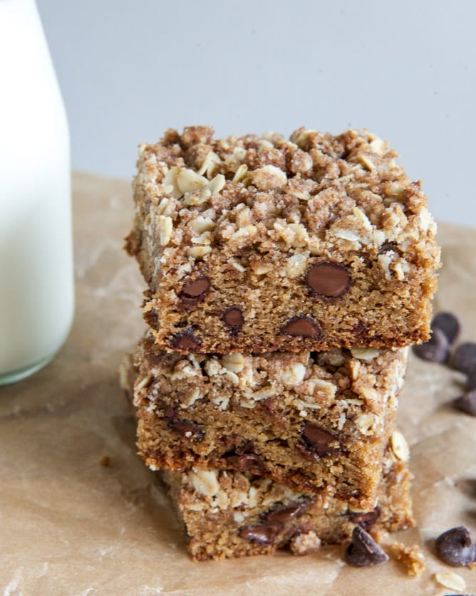 Chewy Chocolate Chip Blondies with Oatmeal Cookie Streusel I howsweeteats.com