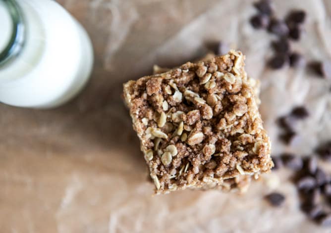Chewy Chocolate Chip Blondies with Oatmeal Cookie Streusel I howsweeteats.com