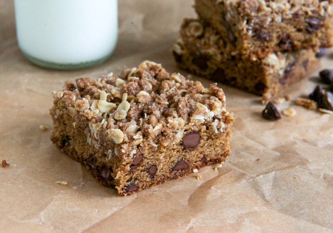 Chewy Chocolate Chip Blondies with Oatmeal Cookie Streusel I howsweeteats.com