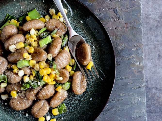 Pan Toasted Brown Butter Gnocchi with Sweet Corn + Grilled Scallions I howsweeteats.com