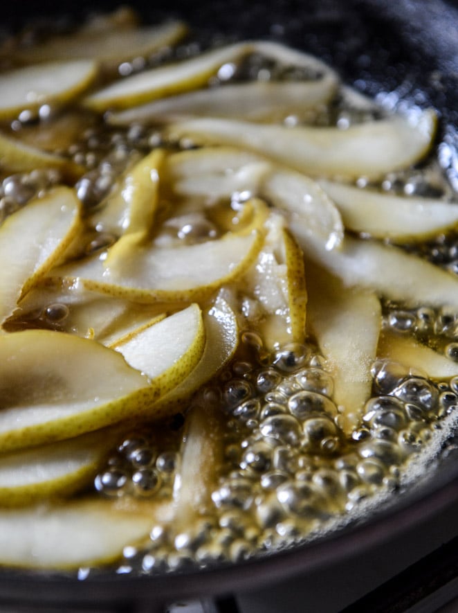 Caramelized Pear, Crispy Prosciutto + Blue Cheese Pizza I howsweeteats.com