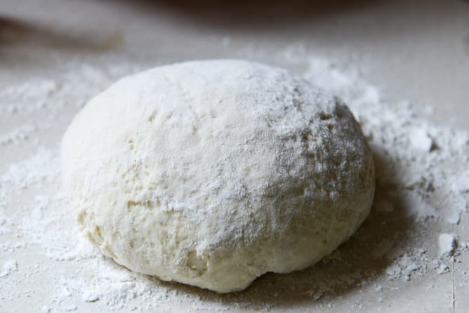 Caramelized Pear, Crispy Prosciutto + Blue Cheese Pizza I howsweeteats.com